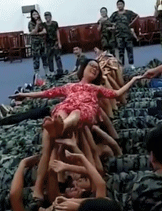搞笑GIF:各位老司机们能看懂墙上的那幅字写得什么意思吗