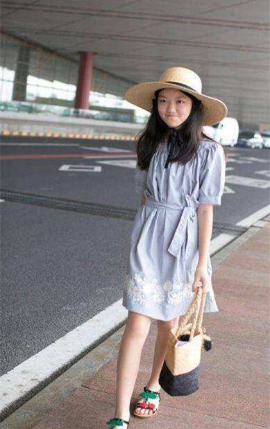 王菲带女儿与好友聚会12岁李嫣走路带风身高赶超妈妈