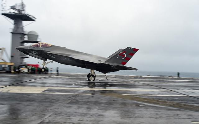 难怪舰载机起降被称刀尖舞蹈,歼15起飞压力让飞行员如同撞上铁墙