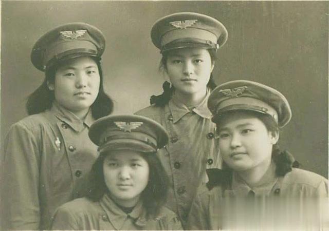 中国女兵高空跳伞画面爆燃!为什么女兵也要训练这一高难课目?