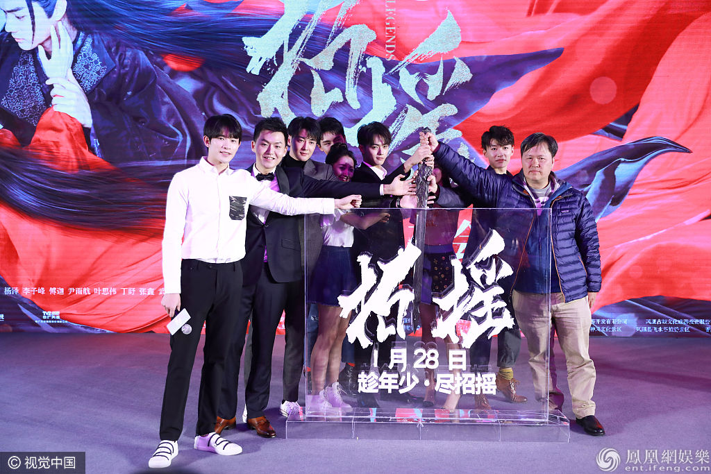 许凯获白鹿系围巾甜蜜发糖 喂糖葫芦展暖男攻略超甜互动