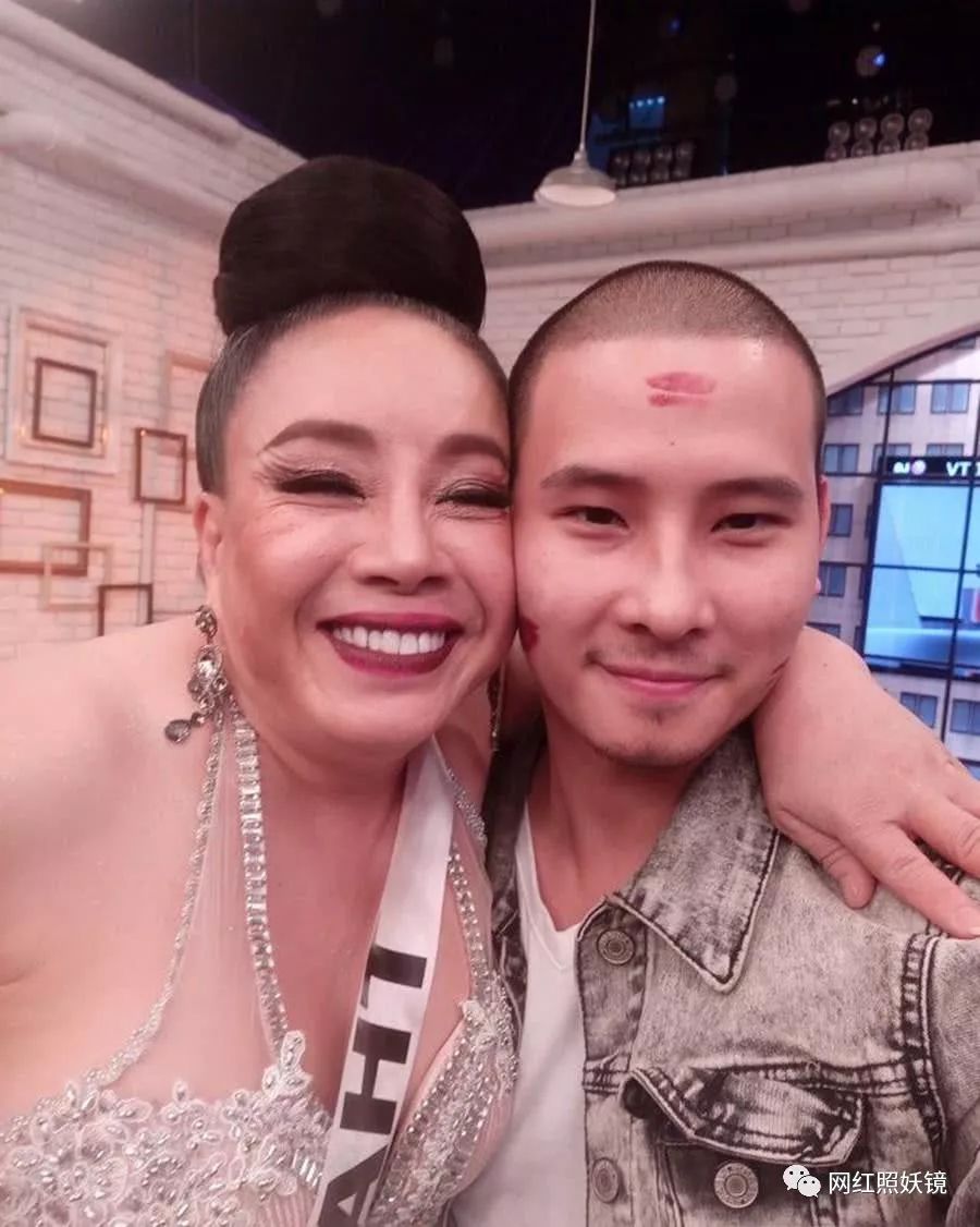 哦对了,有网友的法学老师说白马会所曾有三个富婆一晚上搞死了一位