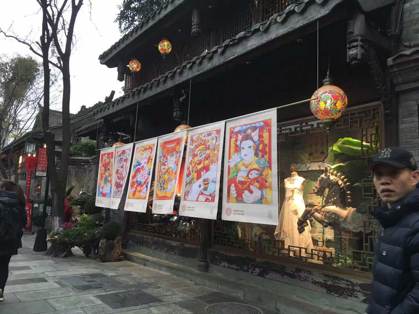 举办"年画重回春节——2019宽窄巷子·绵竹年画节"活动,让来到