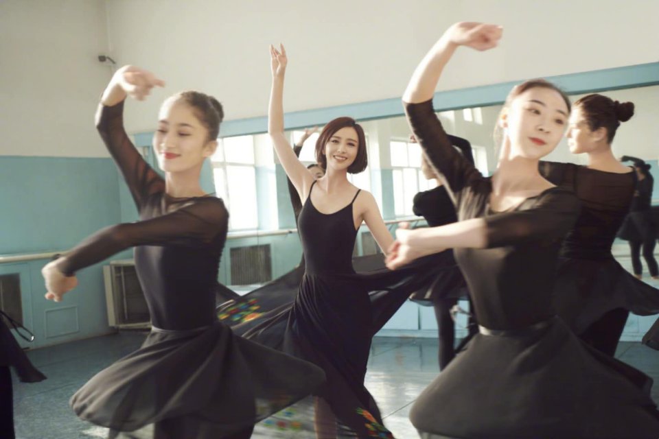 佟麗婭與母校學妹共舞，穿露背裙如黑天鵝太驚艷！ 娛樂 第8張