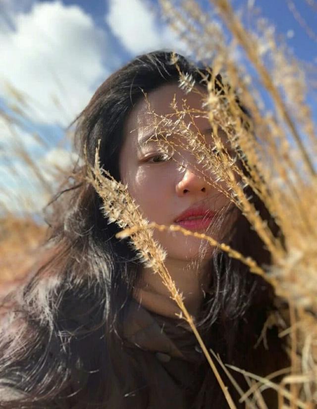 刘亦菲晒今昔照对比图,曾经清纯的她变美艳娇俏而且愈发年轻了!