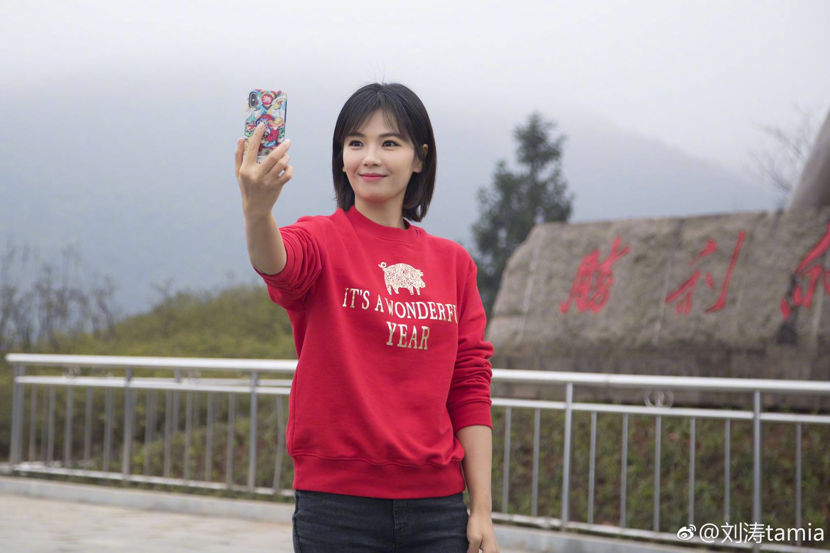 刘涛现身农贸市场，撸起袖子买年货，网友：真受不了她拿东西的方式