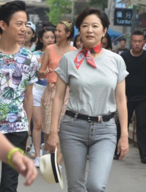 65岁林青霞近照,两个女儿长得比她还美,网友:真的漂亮