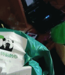 搞笑gif:闺蜜妹子拍照,都要摆一个造型