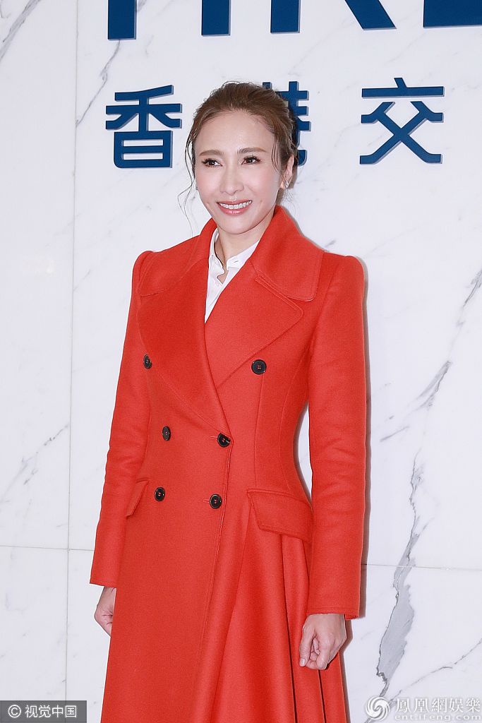 47岁黎姿职业look化身美女老板 红裙明艳笑容满面