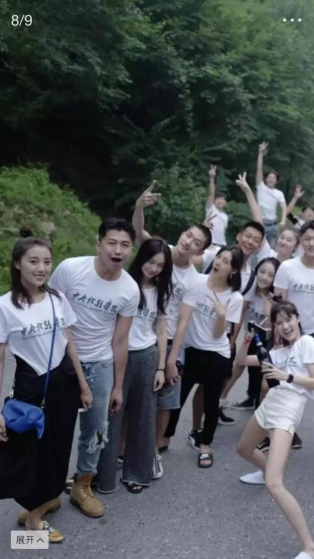 屈楚萧的大学毕业照,一眼看到了“应勤”,合照里他居然是最帅的