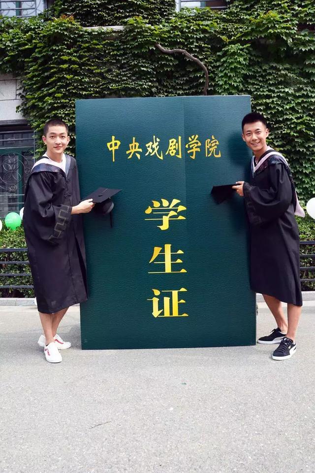 屈楚萧的大学毕业照,一眼看到了“应勤”,合照里他居然是最帅的