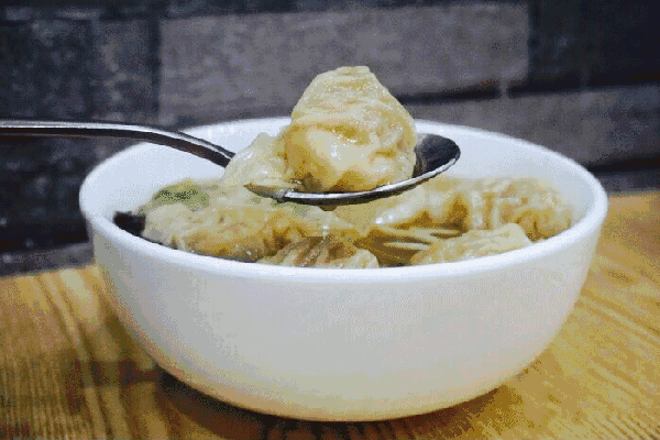 这家“俏姥姥馄饨”小破店火遍大济南,深夜十点还在排长队!
