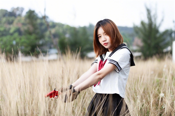 感受一下 魅族Note9邀请函：女装水手服+吃鸡信号枪