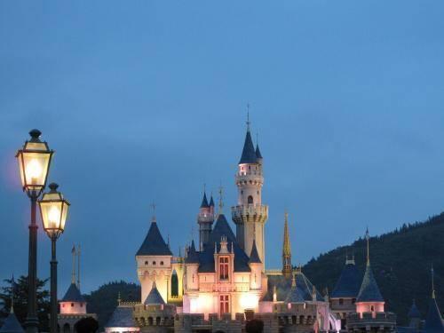 内地游客不捧场，香港迪士尼亏损5000万，上海已经盈亏平衡