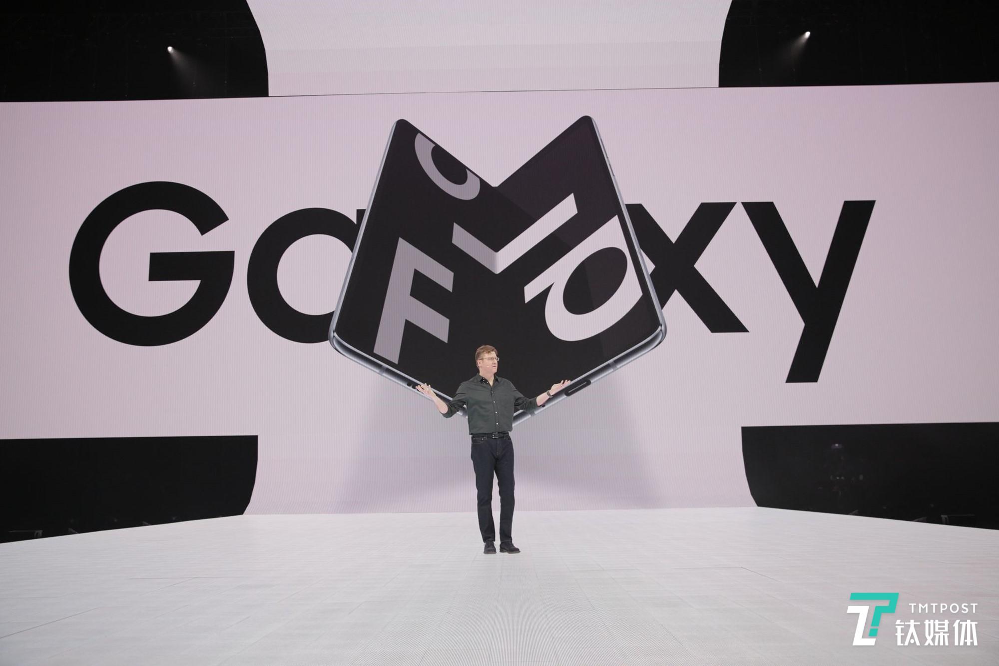 三星Galaxy Fold：折好这台 7 寸机，揣进口袋不占地