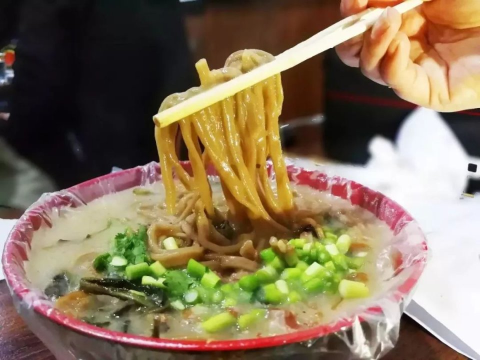 郑州火炸天的7碗面!还没下班就客满!