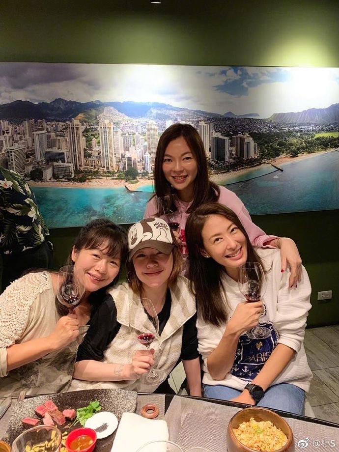 小S素颜和友人喝酒吃铁板烧，13岁女儿罕见出镜，被夸气质太好！