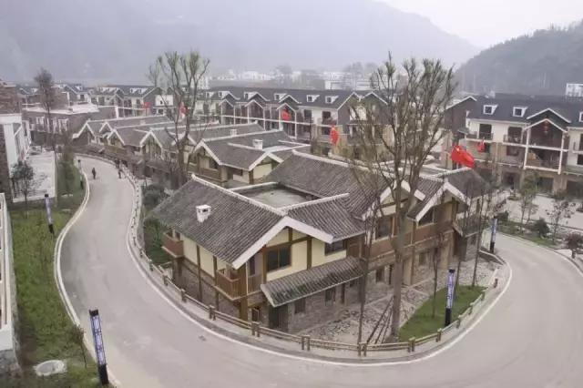 不用去瑞士,成都也要有山地火车了,直达四姑娘山!