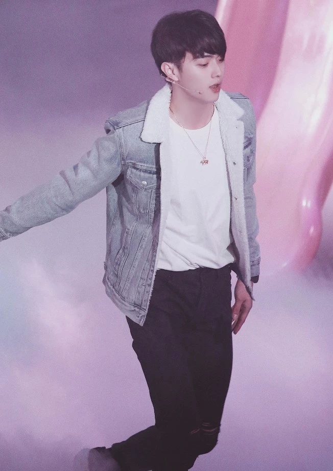 许凯怕是个三好学生,外套上都记着英语单词,像