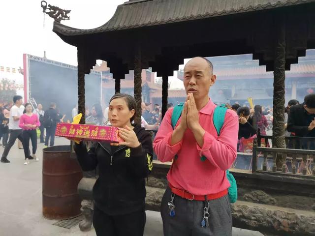 实拍,数万游客齐聚观音山参加观音开库,人山人海