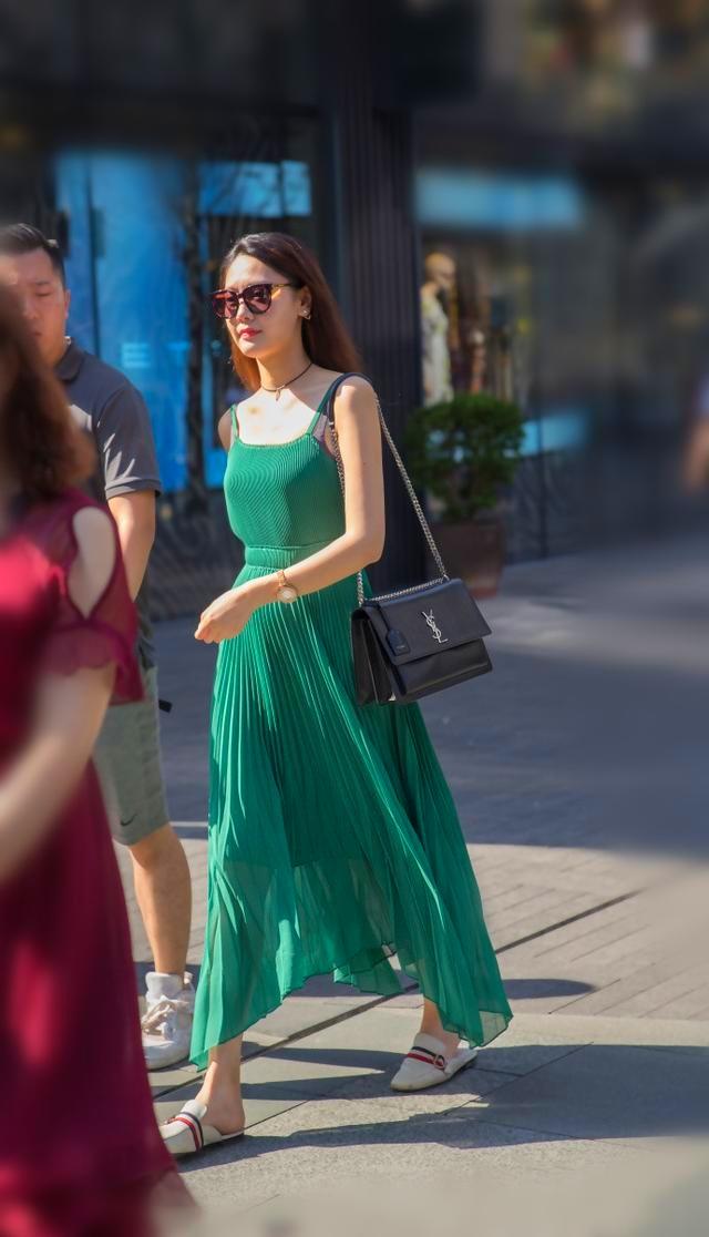 女人天下 正文   街拍:穿黄色笑脸衣服的美女,紧身的包臀裙让她的腿