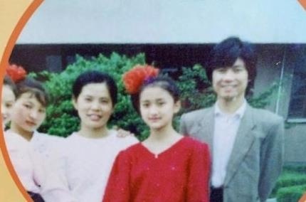 迅学生时旧照曝光颜值超高 给自己的英文名是