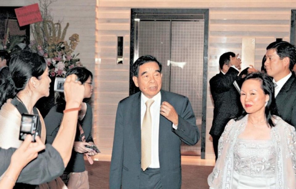 不止李嘉诚,香港的另一位富豪郑裕彤也是如此,他家境贫寒,却取到了
