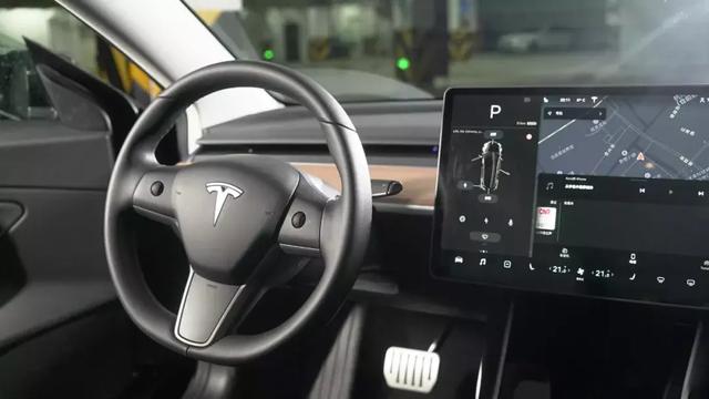 我们搞了辆特斯拉Model 3，让它自己在马路上开了半小时！