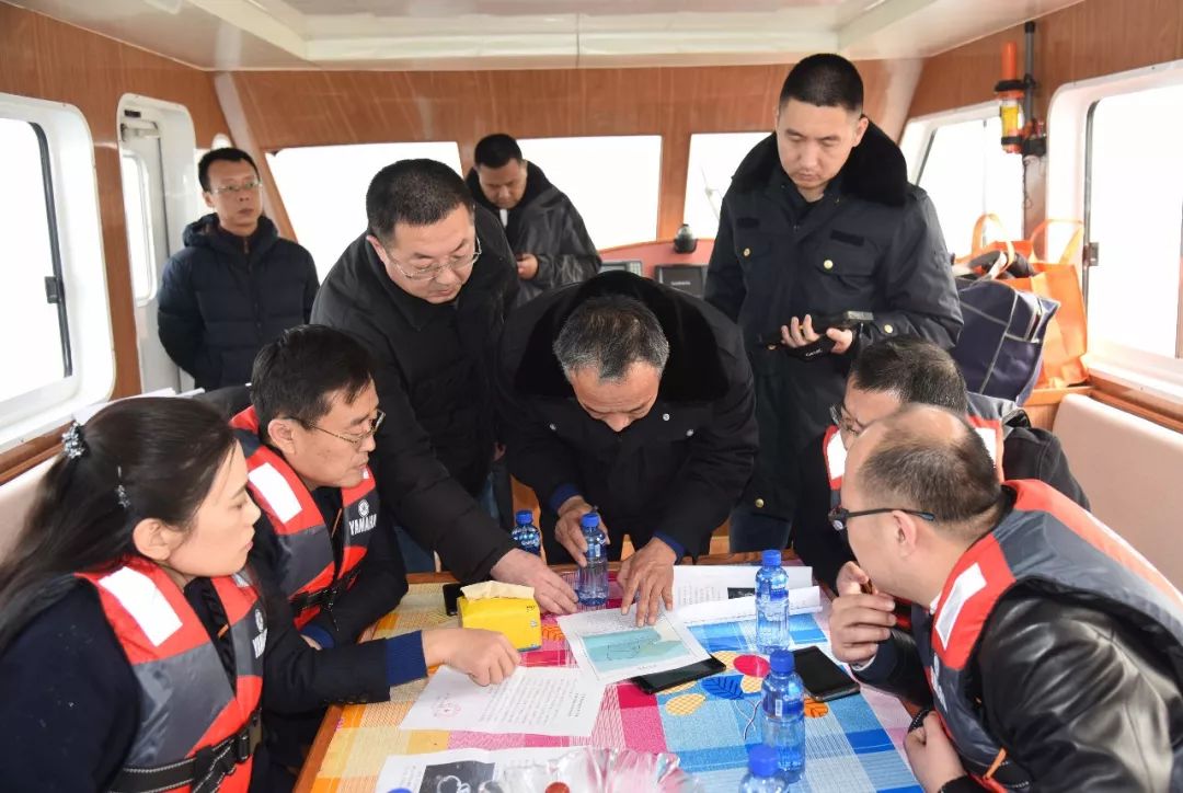 山东烟台:莱山区有关领导出海调研海域使用情况