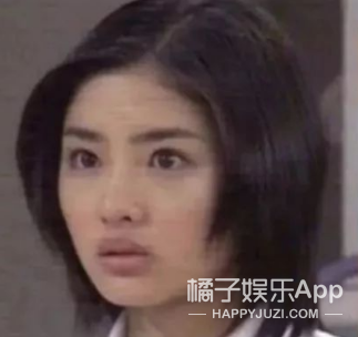 她这下巴是不是整失败了？