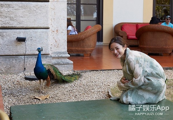 她这下巴是不是整失败了？