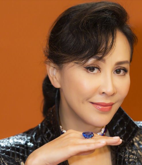 刘嘉玲竟然能在54岁把自己的牛魔王鼻子硬生生整成猪鼻子!