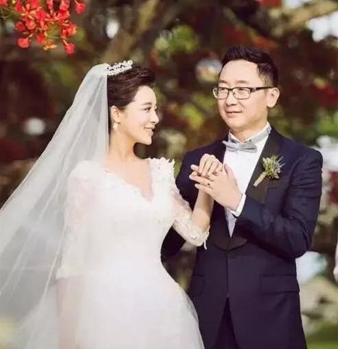 央视主播胡蝶老公近照曝光,是大家熟悉的面孔,难怪一直不愿公开