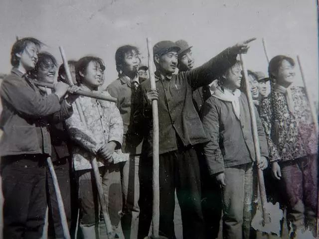 老照片 : 70年代的乡村赤脚医生,穿补丁衣服的女知青
