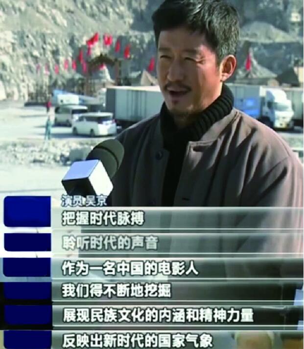 吴京坐轮椅，满脸胡茬神情憔悴，网友：别太拼