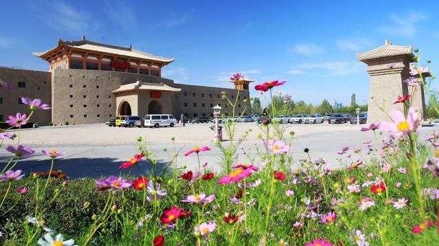 他是香港船王之子，率先回国投资西北，花1.5亿在沙漠建豪华酒店