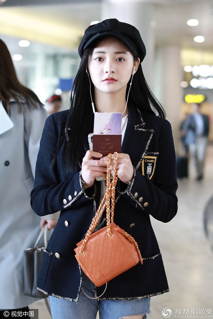周洁琼否认与王思聪同游日本 亮相机场嘟嘴甜笑美翻天