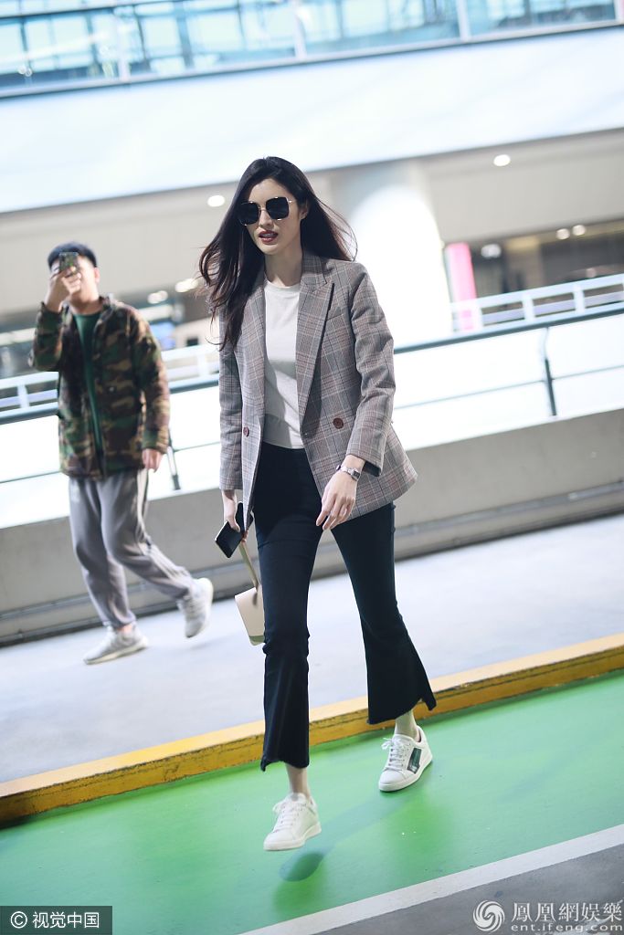 “何仙姑”何穗造型时髦美到发光 腰以下全是腿Slay机场