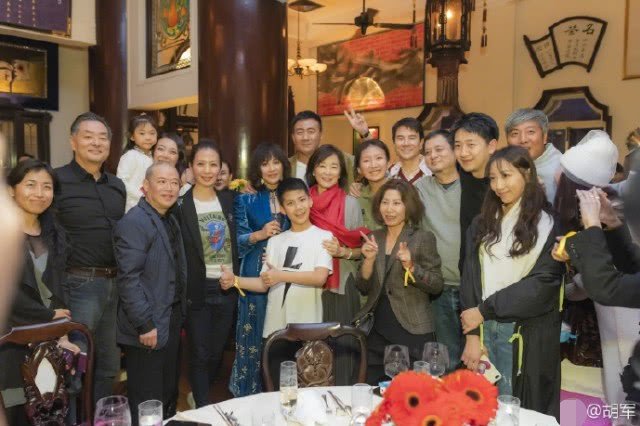 胡军大赞女儿“九九”舞台表现力强，看来又一个星二代要出道了