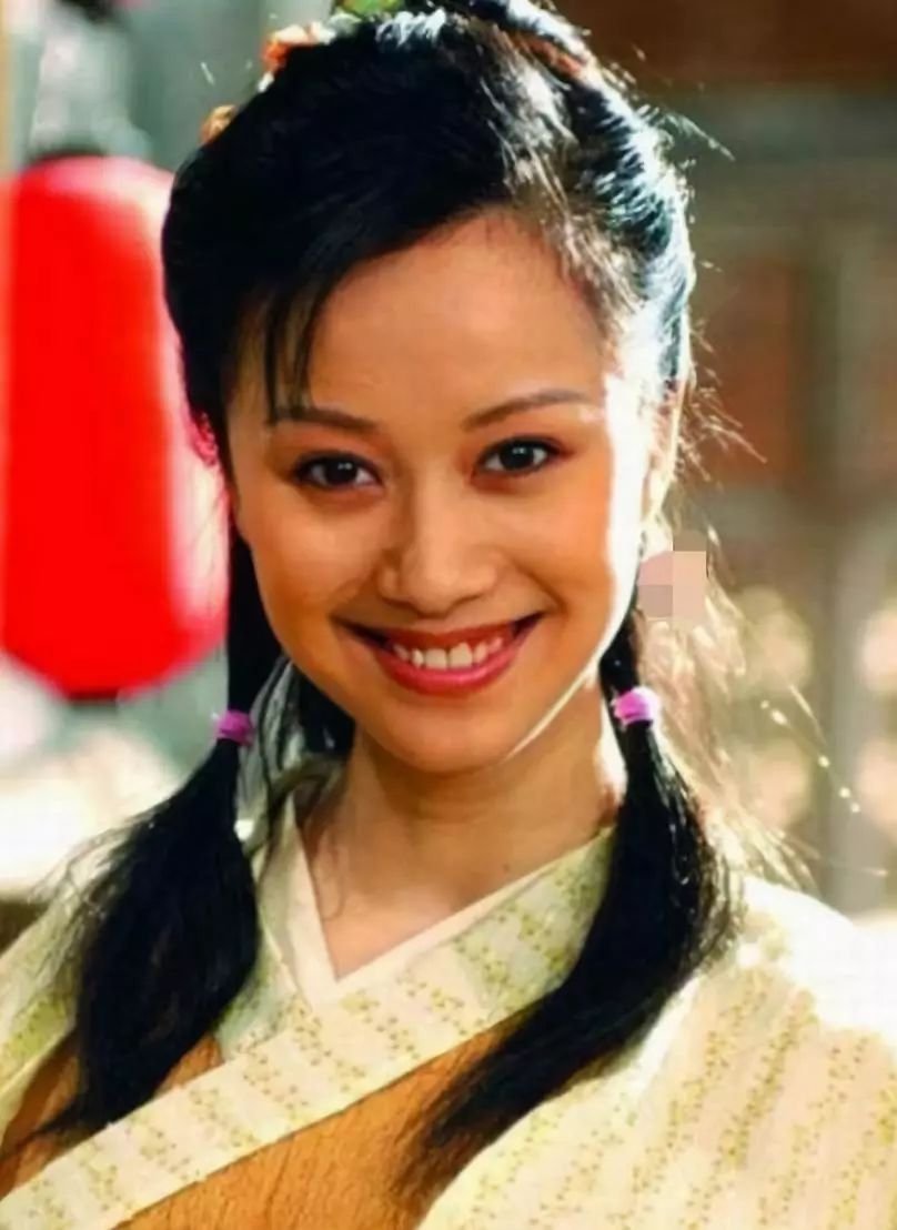 《武林外传》里的最美遗珠，如今整得六亲不认，双眼皮比卧蚕还大了…