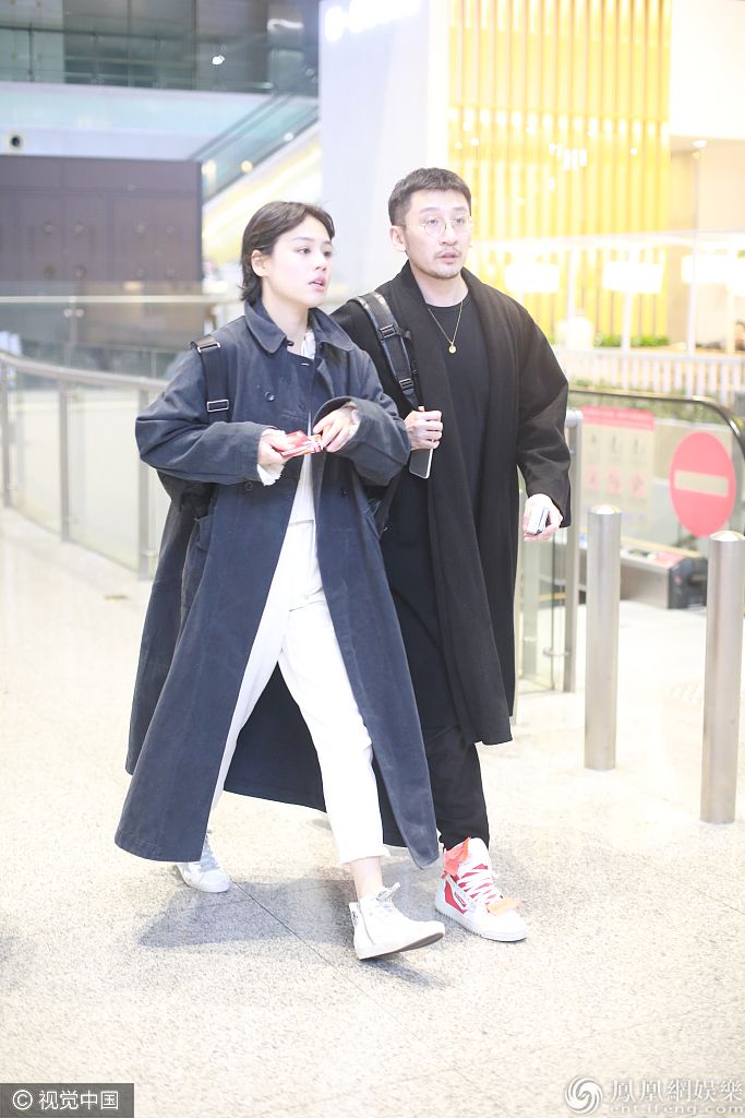 马思纯穿长风衣帅气干练 深夜“打飞的”脚步匆匆