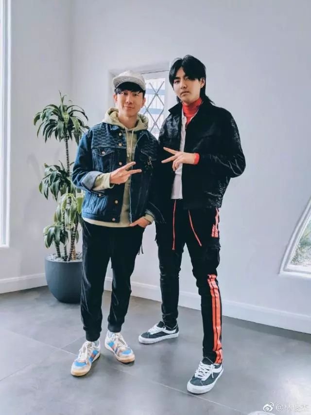 怀孕了？故意遮肚子，不是刚分手？