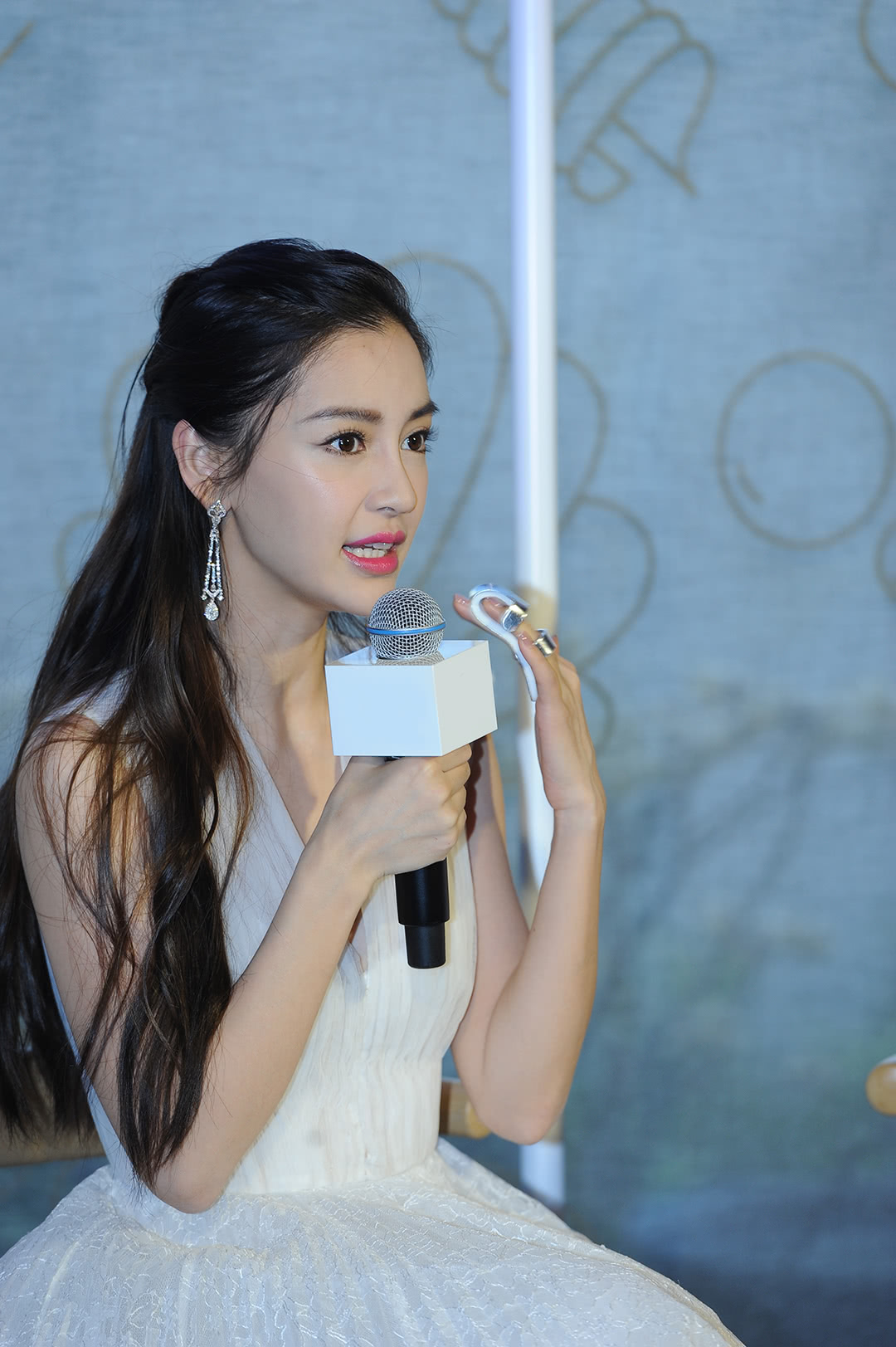 Baby穿白纱裙现身美如仙女，生图与精修图颜值无差距