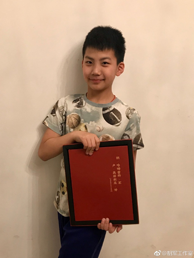 51岁胡军庆祝生日，儿子康康居然和女儿撞脸了？网友：绝对亲生的！