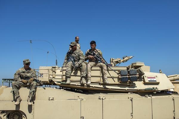 坦克兵都是什么样?个个是猛男,没点力气都干不了坦克兵