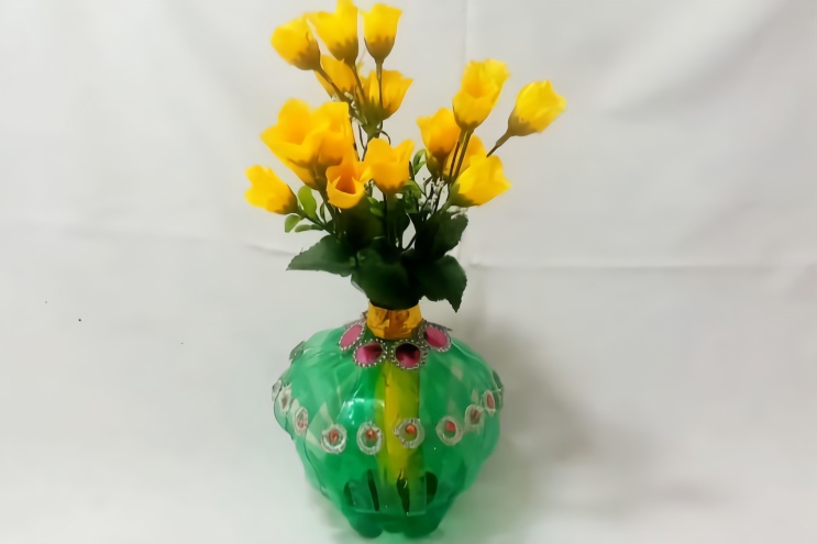 变废为宝，教你用塑料瓶DIY一个淡雅的简易花瓶！