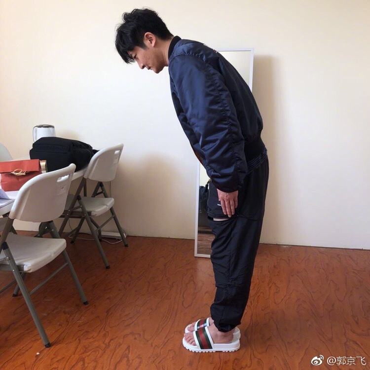 郭京飞1米8的个子却穿36码的鞋子，网友：难怪站不稳摔倒了！