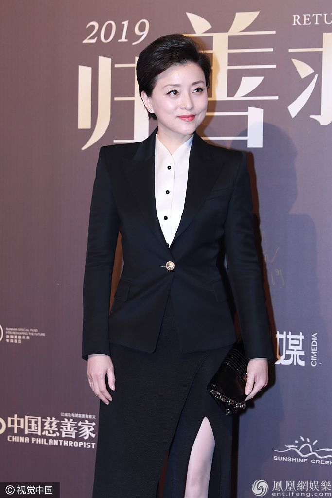 林志玲露香肩美背惊艳全场 杨澜秀长腿气场干练