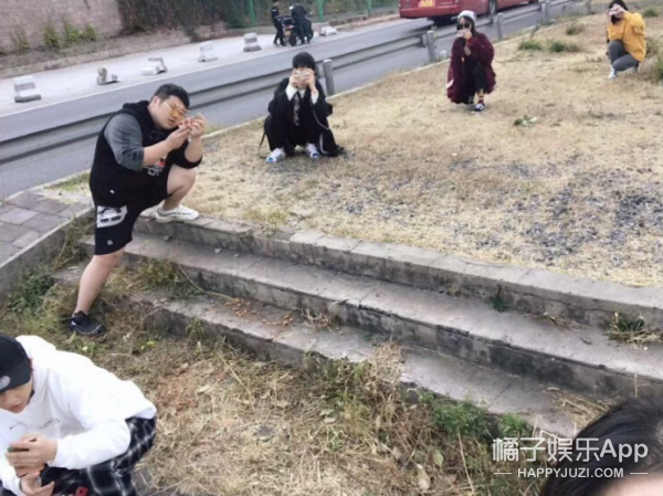 他们竟然在粉丝眼皮子底下谈了场恋爱？