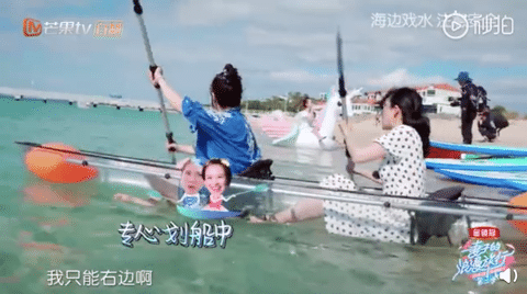 谢娜被海水冲走呼救无人应，同行妻子团表情亮了！